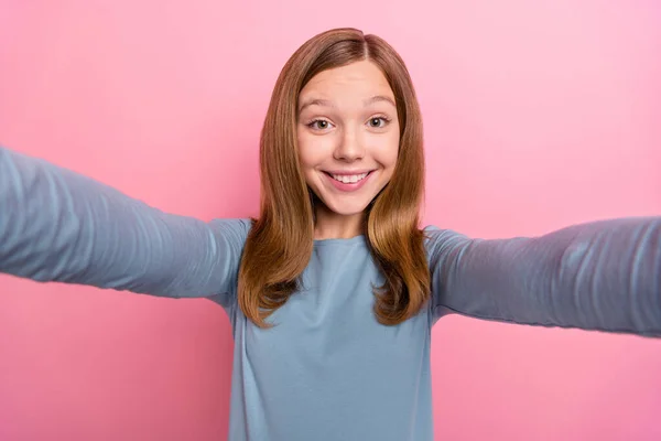 Autorretrato de atractiva alegre divertida chica de pelo castaño blogger buen humor aislado sobre rosa pastel color fondo —  Fotos de Stock