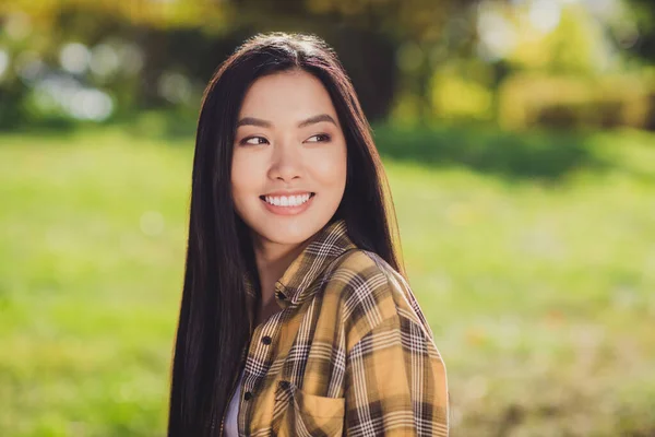 Foto de sonho doce jovem senhora usar camisa quadriculada sorrindo desfrutar de tempo quente andando ao ar livre clareira da floresta — Fotografia de Stock