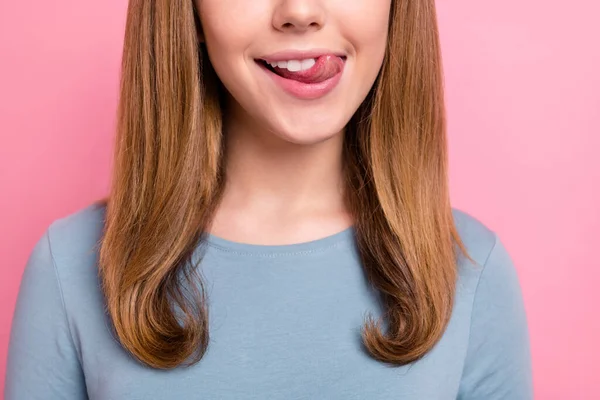 Recortado ver retrato de atractivo alegre hambriento divertida chica lamiendo labio aislado sobre rosa pastel color fondo —  Fotos de Stock