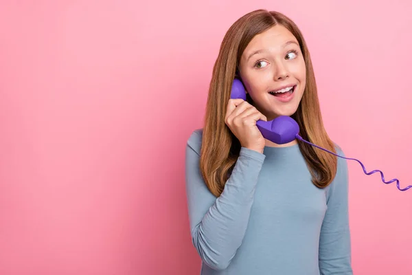Ritratto di attraente allegra ragazza divertente che parla al telefono copia spazio vuoto isolato su sfondo rosa pastello — Foto Stock