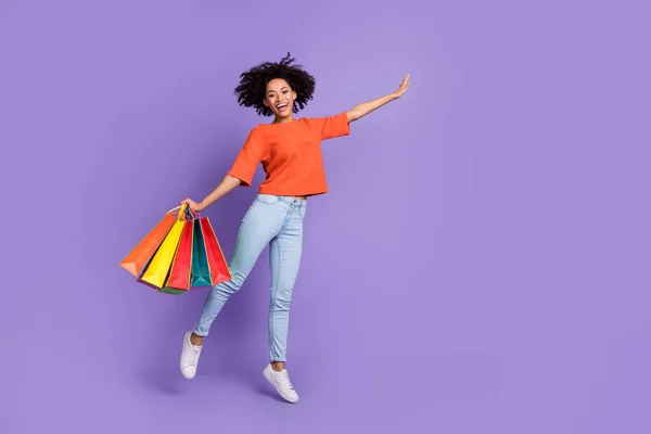 Full Size Foto von braunen Haaren Freizeitkleidung Dame Shopaholic Reisen genießen große Rabatte isoliert auf lila Farbe Hintergrund — Stockfoto