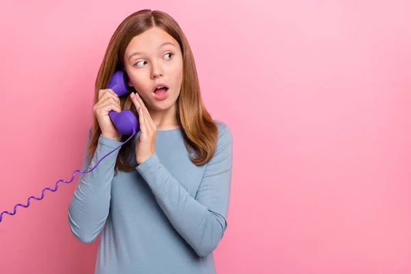 Portrait d'une jolie fille inquiète parlant sur téléphone espace de copie secret isolé sur fond rose pastel couleur — Photo