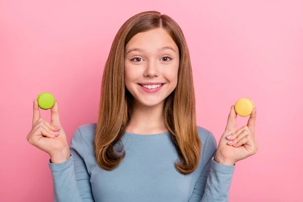 Retrato de atraente na moda alegre engraçado menina segurando em mãos biscoitos isolados sobre cor pastel rosa fundo — Fotografia de Stock
