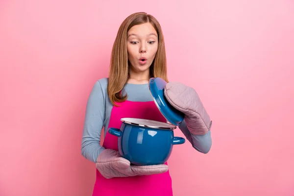 Portrait of attractive amazed girl cooking domestic cuisine dish meal oops isolated over pink pastel color background — Stock Photo, Image