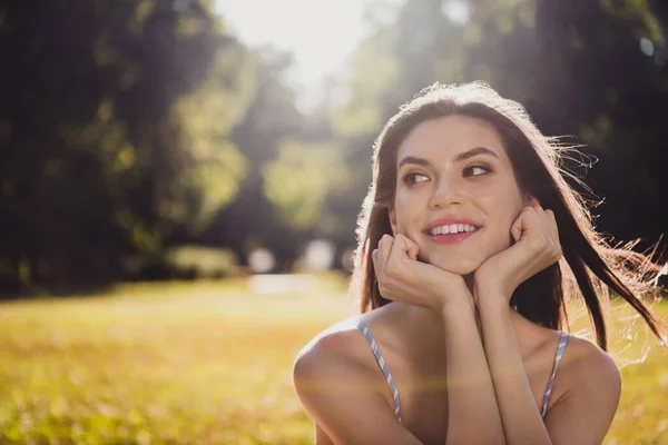 Портрет привлекательной мечтательной веселой каштановой девушки, наслаждающейся дыханием свежего воздуха, солнечного света на открытом воздухе — стоковое фото