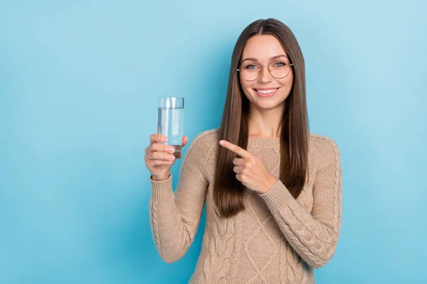 Ritratto di attraente ragazza allegra che dimostra di bere acqua minerale pura isolata su sfondo di colore blu brillante — Foto Stock