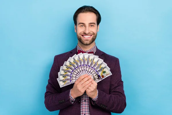 기분 이 좋고 부유 한 사업가 가복권에 당첨되는 모습은 푸른 색깔 배경에 고립된 돈에 대한 인기를 끌고 있다 — 스톡 사진