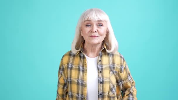 Roztomilé babička poslat vzduch polibek na kameru izolované azurové barvy pozadí — Stock video