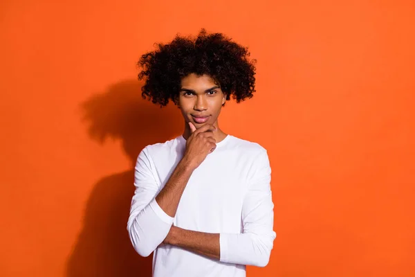 Bild av charmig smart kille bära vit skjorta arm haka ler isolerad orange färg bakgrund — Stockfoto