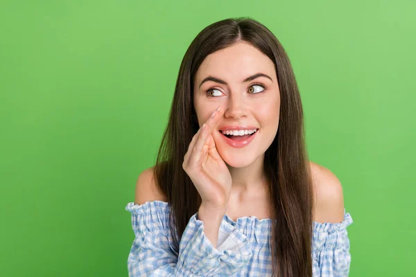 Porträt von entzückenden hübschen weiblichen Blick leeren Raum flüstern persönliche Informationen isoliert auf grünem Hintergrund — Stockfoto