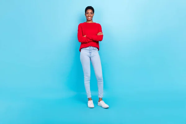 Foto de tamaño completo de mujer de negocios alegre con brazos cruzados usan camisa roja y denim aislado fondo de color azul —  Fotos de Stock