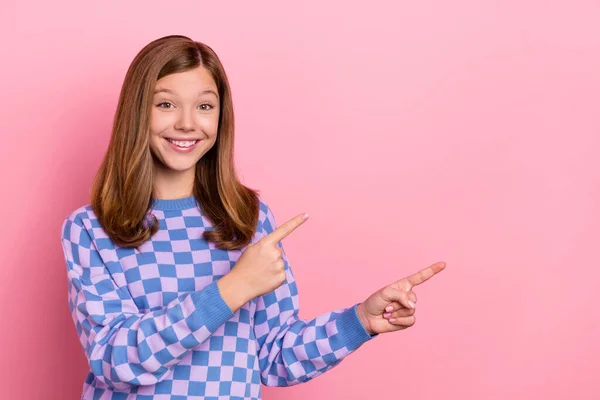 Foto de loira bonito adolescente menina indicar promo desgaste xadrez pulôver isolado no fundo cor-de-rosa — Fotografia de Stock