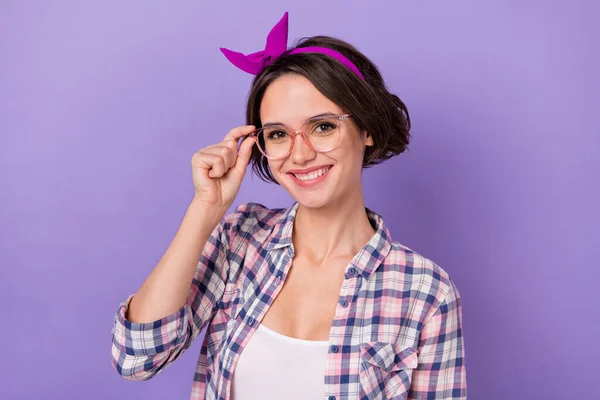 Foto di giovane allegra bella signora occhiali fascia intelligente isolato su sfondo di colore viola — Foto Stock