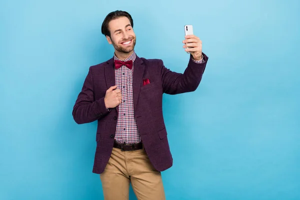 Foto van jonge vrolijke man zelfverzekerde kieskeurige glimlach schieten selfie mobiel geïsoleerd over blauwe kleur achtergrond — Stockfoto