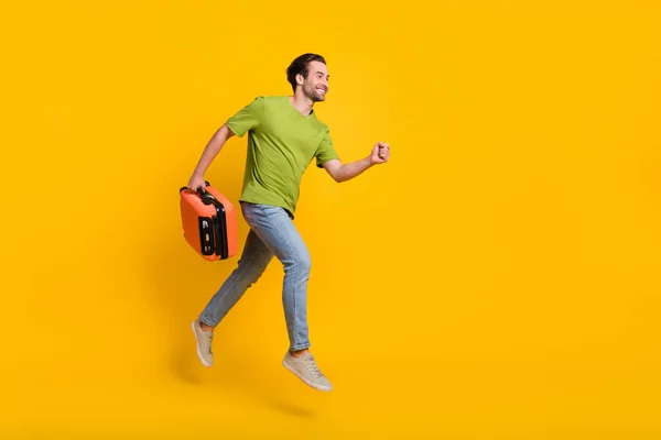 Perfil de corpo inteiro foto lateral do jovem corredor jumper rush hold bag viagem fim de semana no exterior isolado sobre fundo de cor amarela — Fotografia de Stock