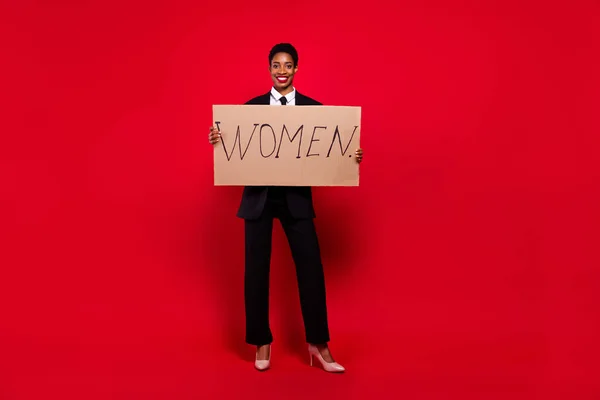 Full length photo of young man woman hold banner διαδηλώτρια δικαιώματα των γυναικών απομονώνονται σε φόντο κόκκινο χρώμα — Φωτογραφία Αρχείου