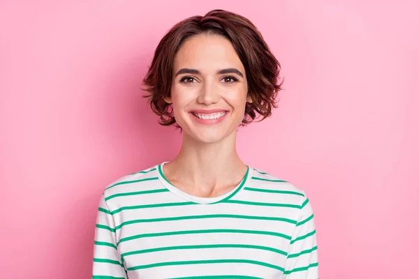 Porträtt av attraktiva glada innehåll brunett flicka bär randig t-shirt fjäder isolerad över rosa pastell färg bakgrund — Stockfoto