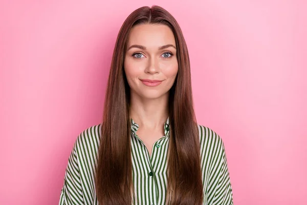 Foto av glada positiva vackra dam utseende kamera slitage randig grön skjorta isolerad rosa färg bakgrund — Stockfoto