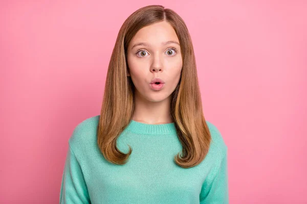 面白いの写真印象的な女子高生はターコイズセーターを着用大きな目隔離されたピンク色の背景 — ストック写真