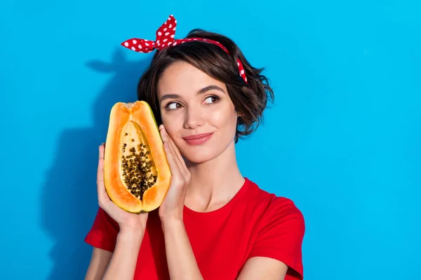 Foto van jong schattig meisje nieuwsgierig denken kijken lege ruimte half papaya geïsoleerd over blauwe kleur achtergrond — Stockfoto
