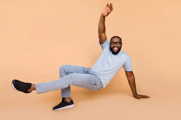 Plná délka tělo velikost pohled na atraktivní veselý chlap pohybující se taneční přestávka styl izolovaný přes béžové pastelové barvy pozadí — Stock fotografie