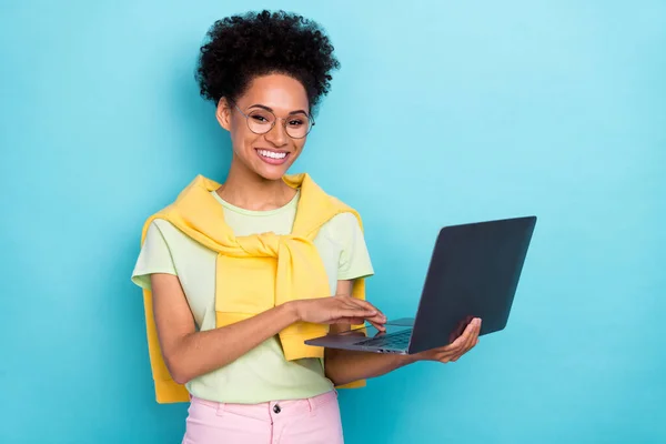 Foto da jovem menina africana usar laptop gerente de oficina usar óculos isolados sobre fundo de cor azul — Fotografia de Stock