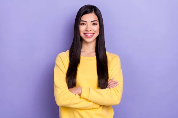 Foto di giovane bella signora mani incrociate intelligente leader rappresentativo isolato su sfondo di colore viola — Foto Stock