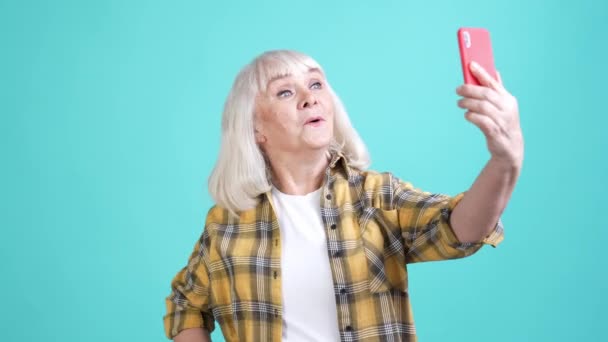 Vovó blogging viagem fazer selfie dispositivo isolado cor ciano fundo — Vídeo de Stock