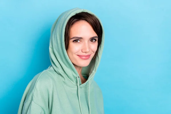 Yeşil kazak giymiş, gülümseyen, izole edilmiş mavi arka planda, komik, çekici bir kadının fotoğrafı. — Stok fotoğraf