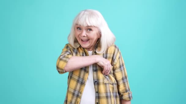 おばあちゃんショークレジットカードアドバイス利益提供隔離されたシアン色の背景 — ストック動画