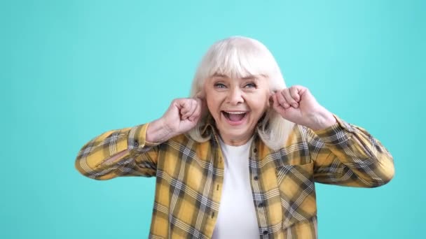 Loca abuela escuchar chismes rumor pedir no compartir aislado cyan color fondo — Vídeo de stock