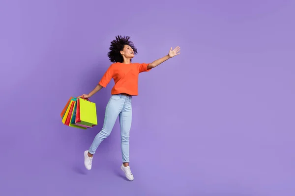Фотографія коричневого волосся дівчина йде покупки побачити величезні угоди виглядають порожнім простором ізольовано на фіолетовому кольоровому фоні — стокове фото