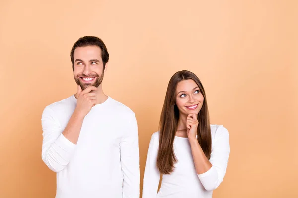 Portrait von attraktiven fröhlich verwirrt lustig braunhaarige Ehepartner überdenken isoliert über beige Pastellfarbe Hintergrund — Stockfoto