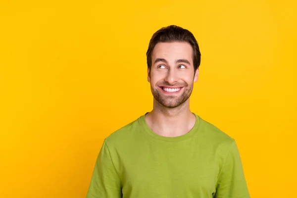 Foto van jonge vrolijke man nieuwsgierig blik lege ruimte denk slim geïsoleerd over gele kleur achtergrond — Stockfoto