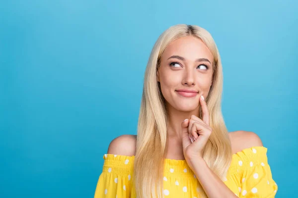 Foto de linda joven blong lady look anuncio desgaste punteado superior aislado sobre fondo de color azul —  Fotos de Stock