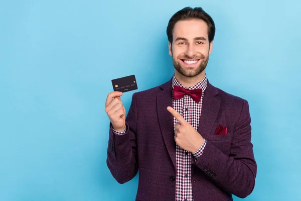 Foto van vrolijke zakenman wijzen vinger credit card bevorderen bank draadloze creditcard geïsoleerd op blauwe kleur achtergrond — Stockfoto