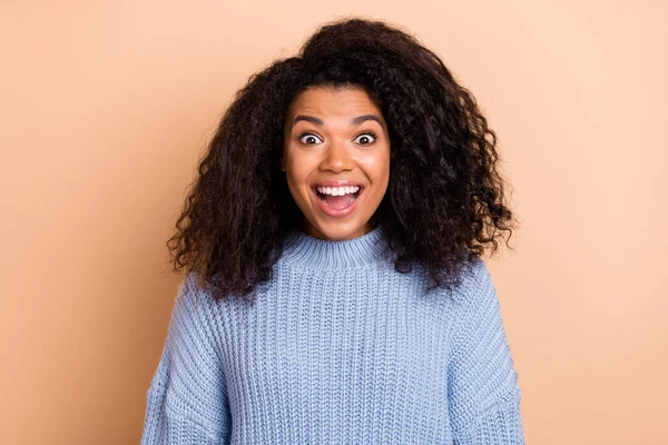 Foto de jovem animado menina bonita cara reação informações de desconto isolado sobre fundo cor bege — Fotografia de Stock