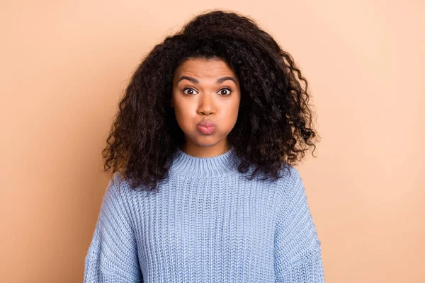 Foto de mujer adorable joven divertirse pucheros engañando tonto aislado sobre fondo de color beige —  Fotos de Stock