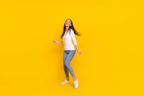 Foto de corpo inteiro da jovem senhora animada se divertir dança clube vestir roupa casual isolado sobre fundo de cor amarela — Fotografia de Stock