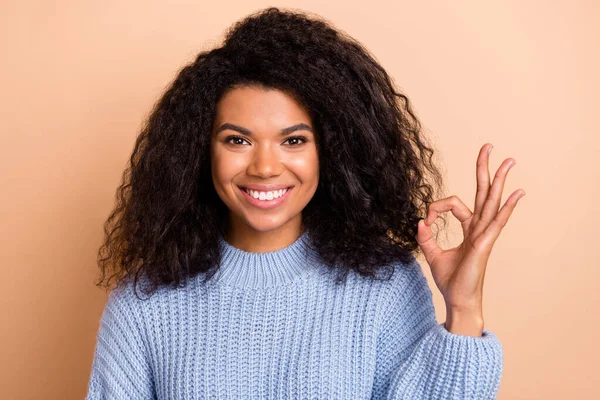 Foto de joven bonita mujer mostrar dedos okey símbolo de la decisión de promoción anuncios aislados sobre fondo de color beige — Foto de Stock