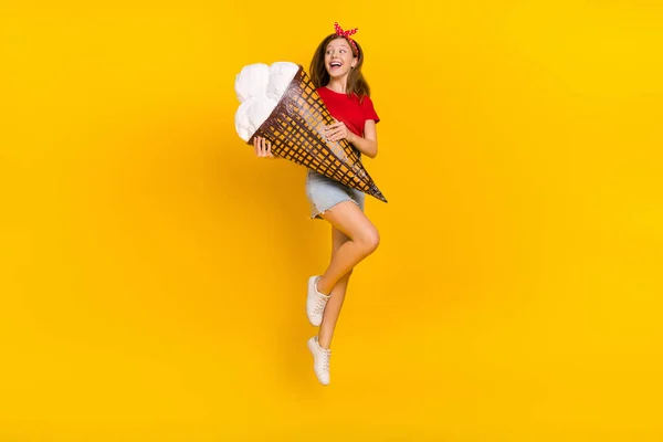 Etkilenmiş genç kızın tam vücut fotoğrafı. Dondurmalı atlama. Saç bandı etekli etekli spor ayakkabılar. — Stok fotoğraf