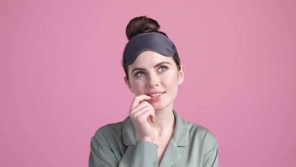 Minded dame beslissen interessante gedachte geïsoleerde pastel kleur achtergrond — Stockvideo