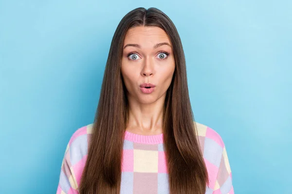 Fénykép izgatott vicces meglepett hölgy nyitott száj omg reakció viselése alkalmi ruhák elszigetelt kék szín háttér — Stock Fotó