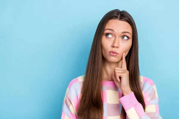 Foto van minded slimme dame kijken lege ruimte vinger wang dragen casual kleding geïsoleerde blauwe kleur achtergrond — Stockfoto