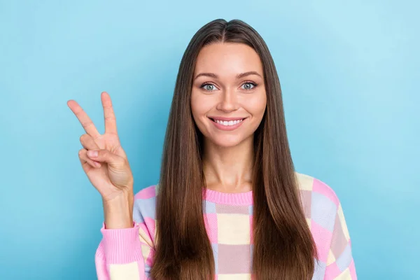 Fotografie veselý přátelský dáma show V-sign zubatý úsměv nosit ležérní oblečení izolované modré barvy pozadí — Stock fotografie