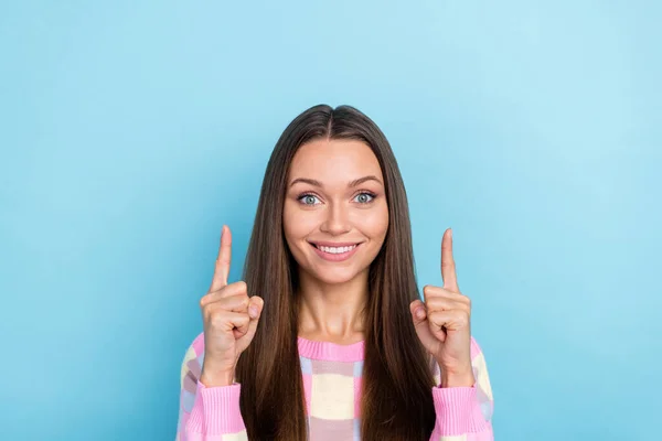 Foto de señora confiable agradable dedo directo hasta vacío concepto de venta de espacio desgaste ropa casual aislado fondo de color azul —  Fotos de Stock