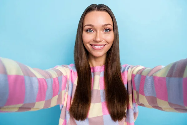 Foto do blogueiro influenciador senhora tirar selfie radiante sorriso usar roupas casuais isolado fundo cor azul — Fotografia de Stock