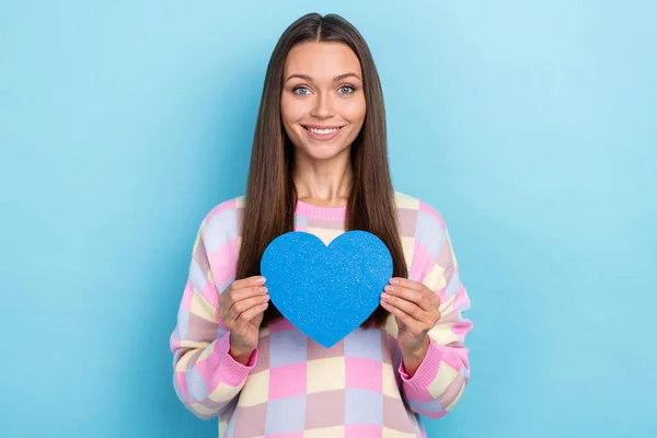 Pozitif rüya kadının fotoğrafı kalp şeklini gösterir günlük giysiler giyersin izole edilmiş mavi arka plan. — Stok fotoğraf