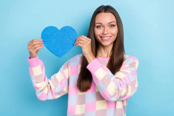 Foto av ganska söt dam hålla valentin gåva vykort strålande leende bära casual kläder isolerad blå färg bakgrund — Stockfoto