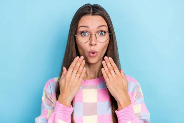 Fénykép izgatott ámult őrült funky hölgy nyitott száj omg reakció kopás szemüveg pulóver elszigetelt kék szín háttér — Stock Fotó